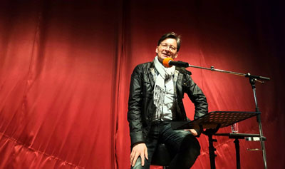 Mit Charme und schwarzem Humor…